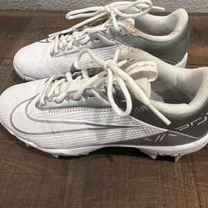 White and Gray Nike Fast Flex Youth Football Cleats Size 4.5